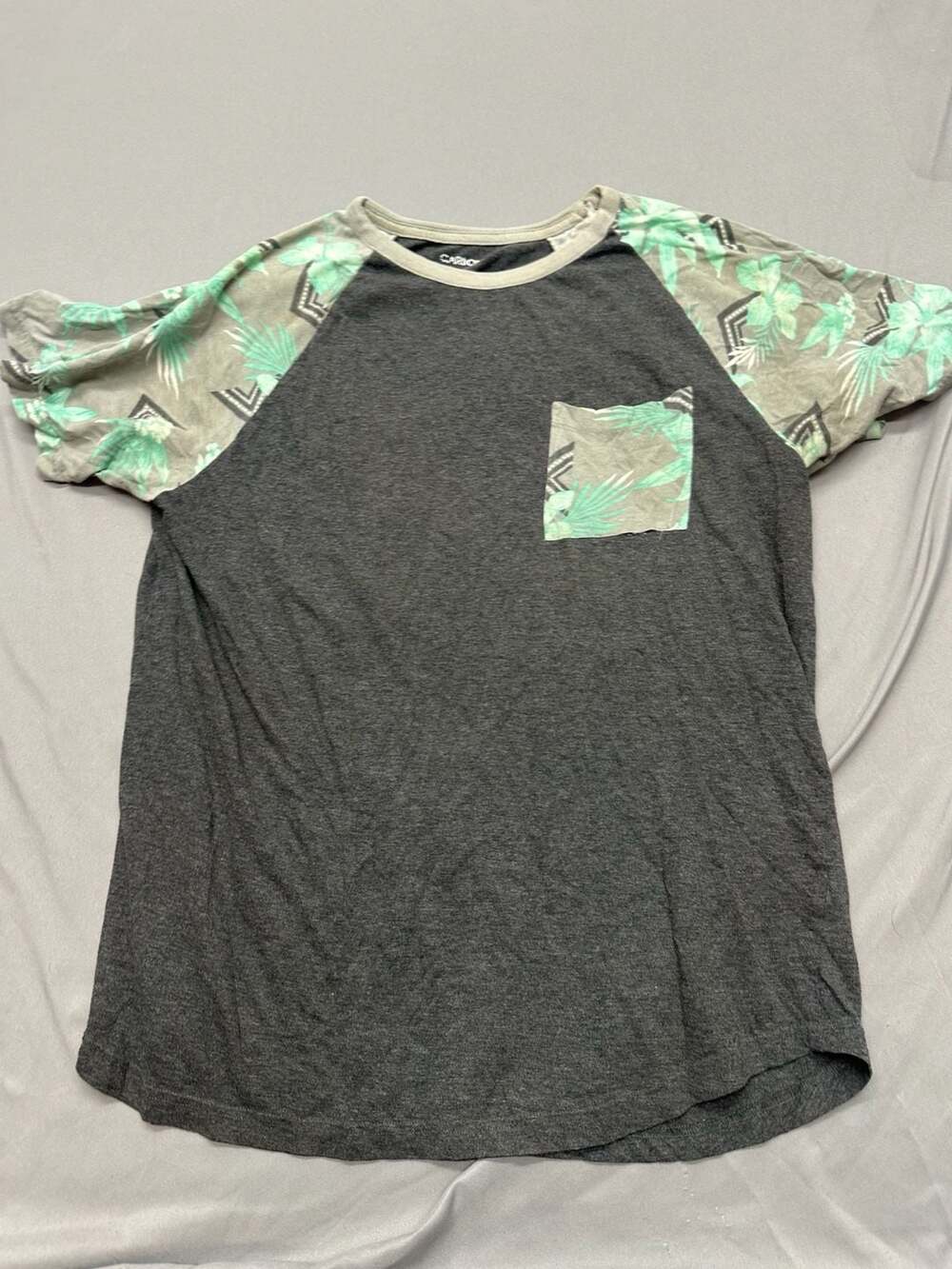 Carbon Men's Size Large Gray Floral Raglan Short Sleeve Pocket T-Shirt